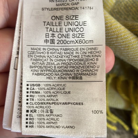 NWT super, amazingly soft GAP, scarf wrap made with 100% acrylic fibers. - Picture 4 of 5